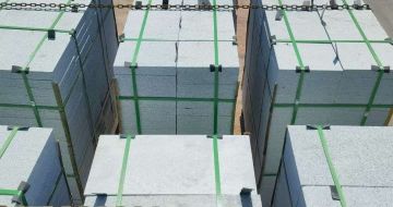 山东 芝麻白花岗岩5公分地铺石 花岗岩厂家工厂装车日常