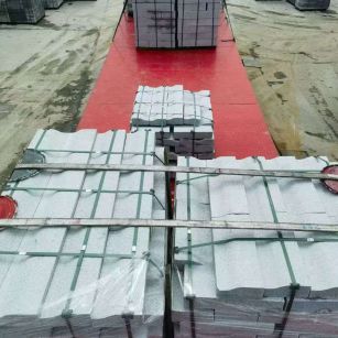 山东 芝麻白仿形加直形路沿石出货日常