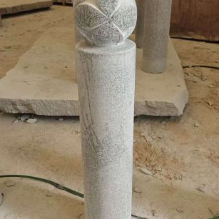 山东 芝麻白花岗岩石材挡车石柱、停车柱、圆柱挡车柱、方柱挡车柱等