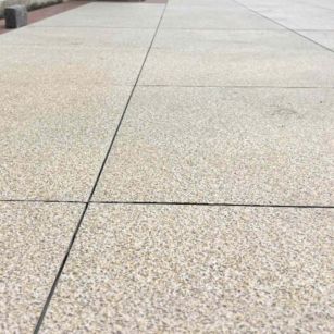 山东 黄金麻花岗岩石板材荔枝面地面铺装效果