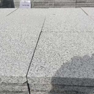 山东 白麻花岗岩石材推荐 荔枝面地铺石