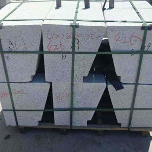 山东 芝麻白异形坐凳，石凳