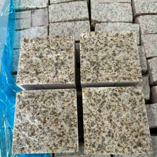 山东 黄金麻花岗岩自然面小方块，弹石，马蹄石等