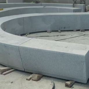 山东 芝麻白花岗岩光面弧形坐凳