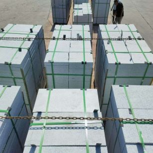 山东 芝麻白花岗岩5公分地铺石 花岗岩厂家工厂装车日常