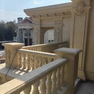 山东 黄金麻别墅外墙干挂雕花配合阳台栏杆花瓶柱