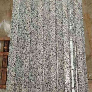 山东 芝麻白花岗岩荔枝面雕刻盲道，盲条