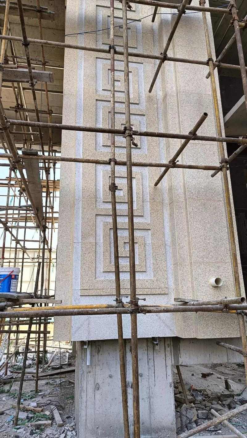 山东 黄金麻花岗岩别墅外墙干挂回纹造型效果