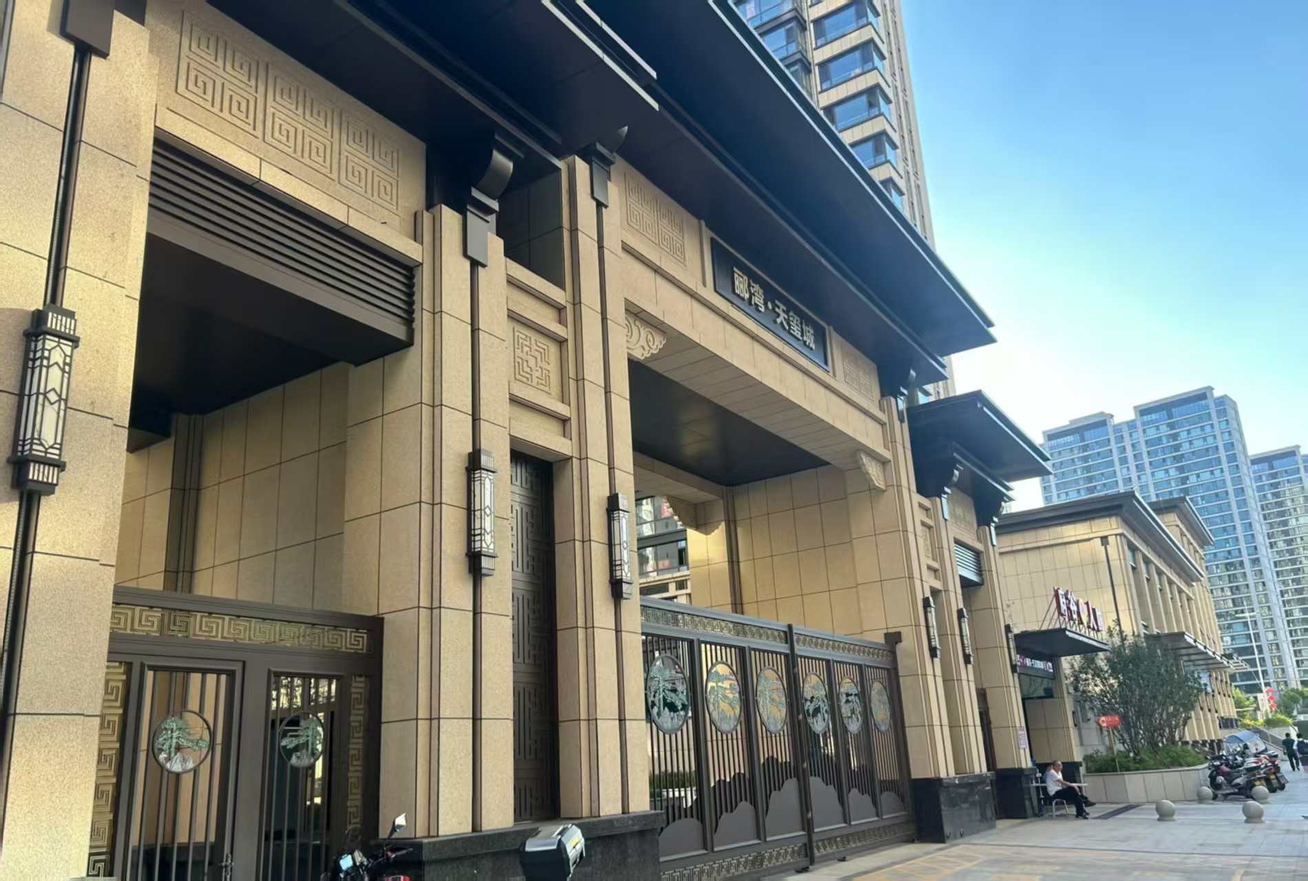 山东 黄金麻花岗岩荔枝面小区门楼外墙干挂