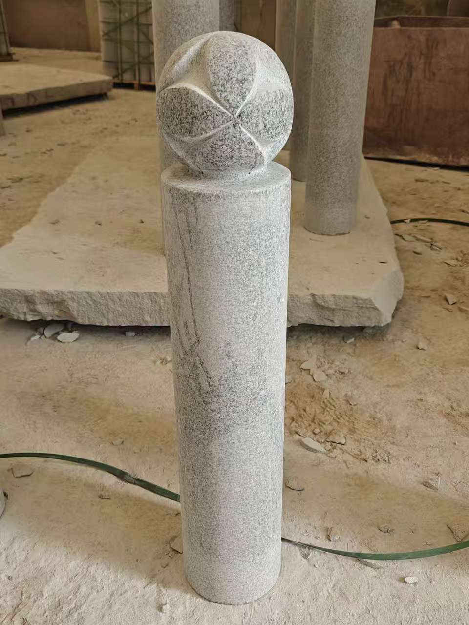 山东 芝麻白花岗岩石材挡车石柱、停车柱、圆柱挡车柱、方柱挡车柱等