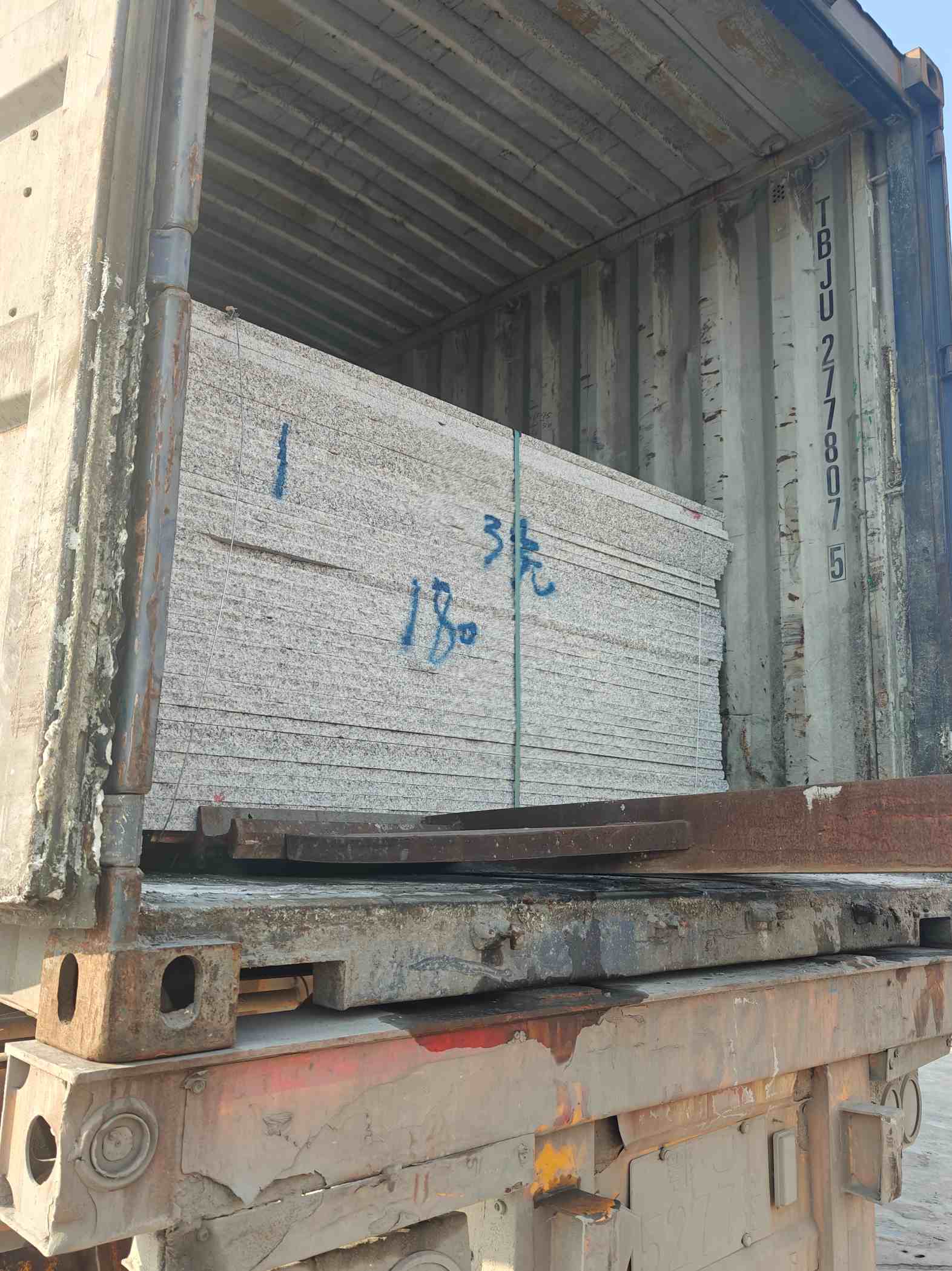 山东 芝麻白花岗岩石材3.0公分光面毛板装柜出货