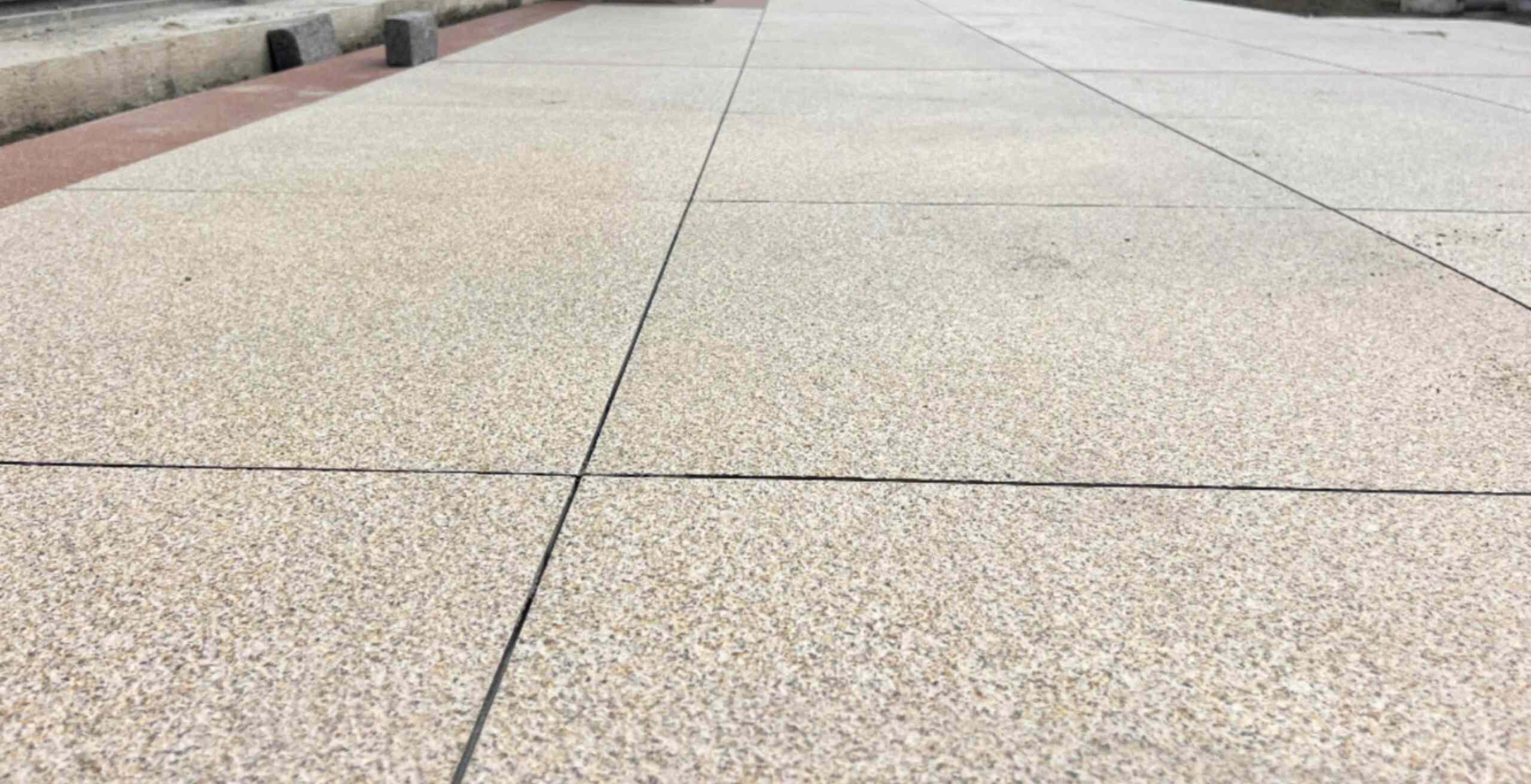 山东 黄金麻花岗岩石板材荔枝面地面铺装效果