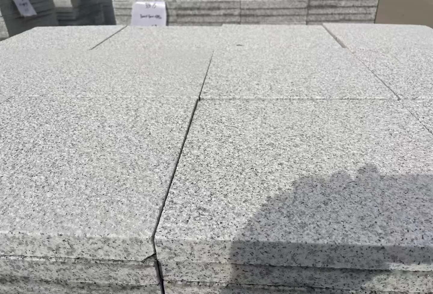 山东 白麻花岗岩石材推荐 荔枝面地铺石