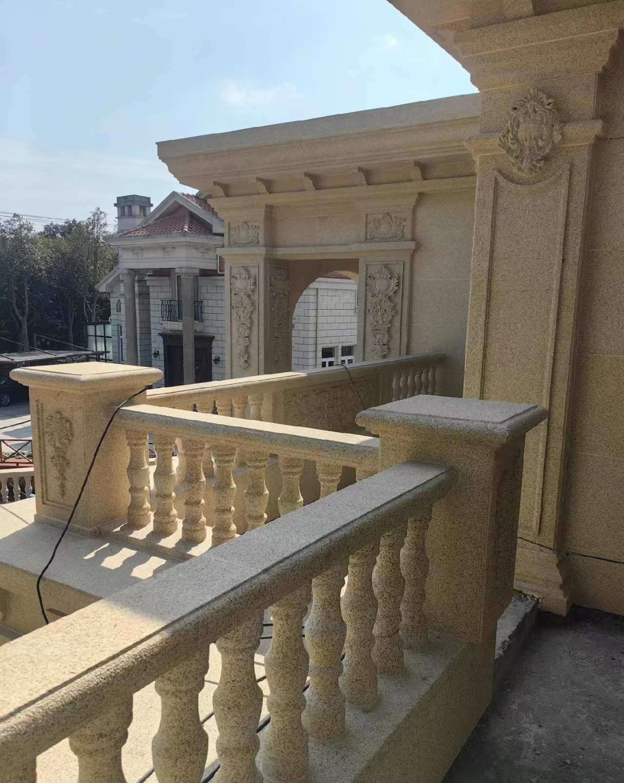 山东 黄金麻别墅外墙干挂雕花配合阳台栏杆花瓶柱