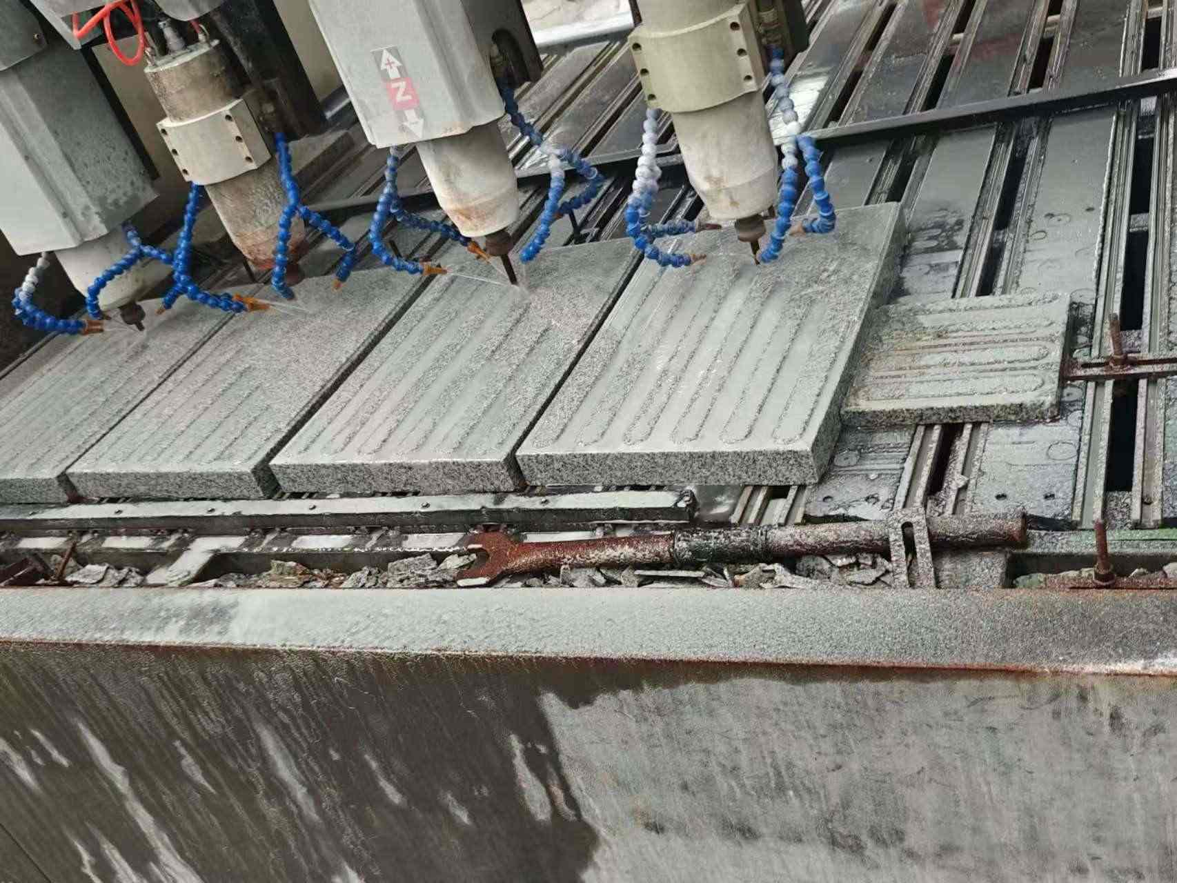 山东 芝麻白花岗岩荔枝面盲道雕刻