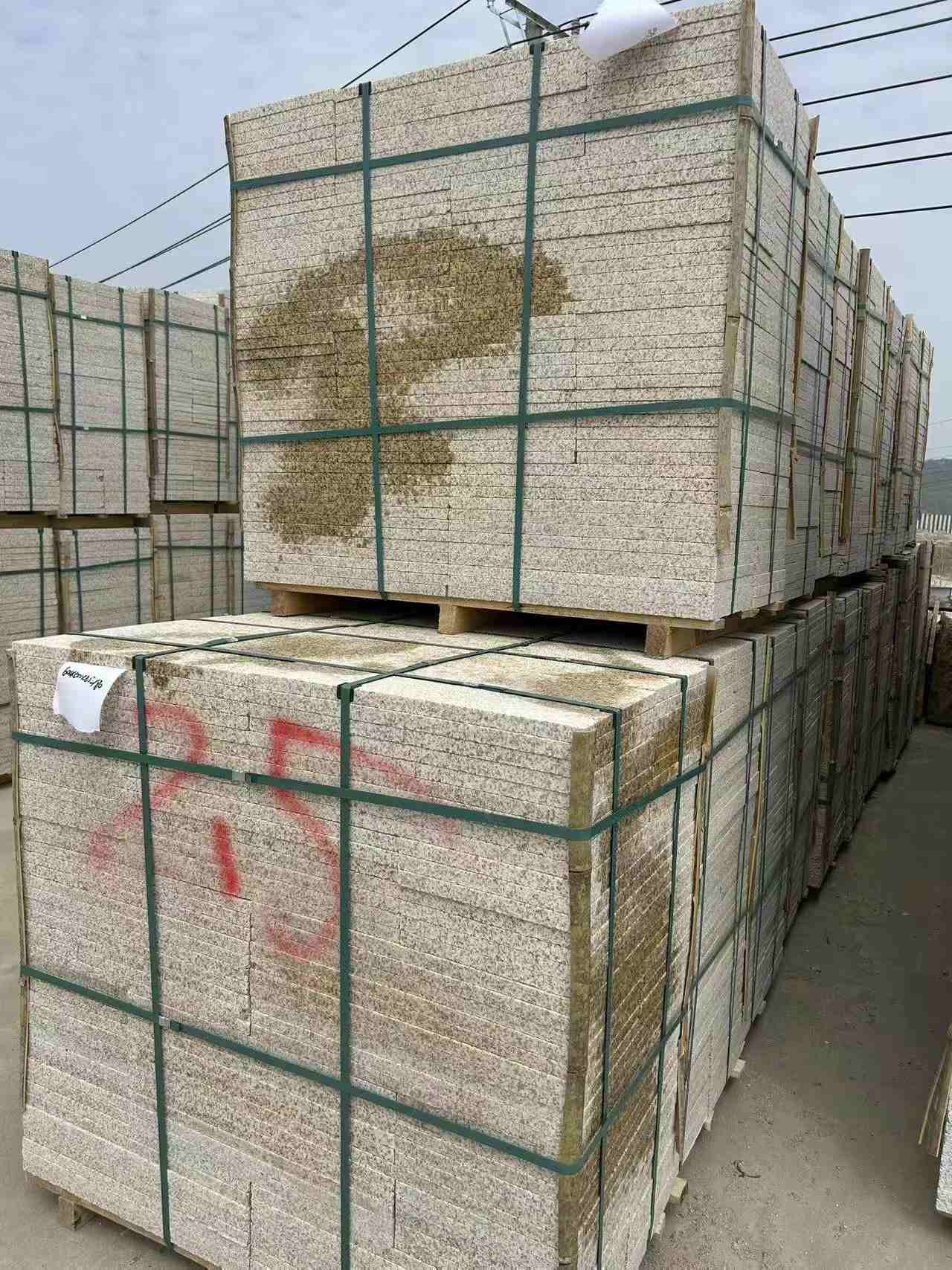 山东 黄金麻花岗岩石材荔枝面地铺石2.5*300*600