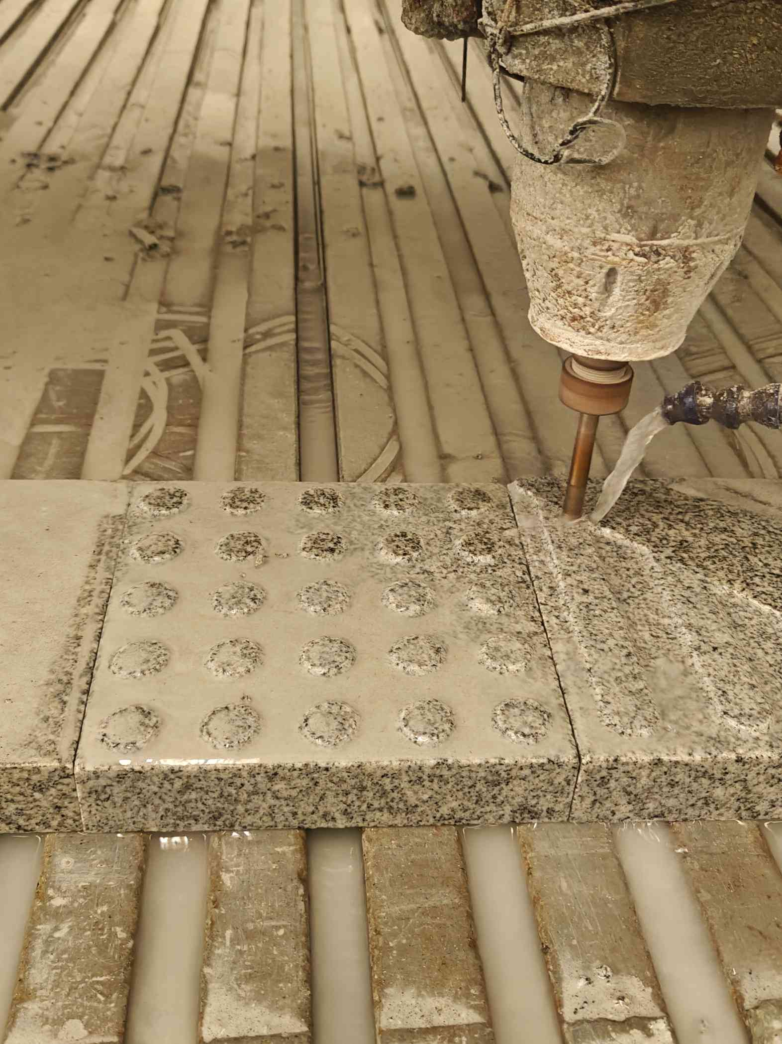 山东 芝麻白花岗岩石材盲人石、盲道石、盲点石