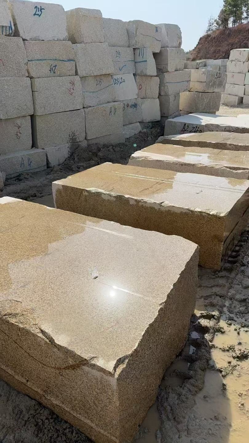 山东 黄金麻方料堆场洗料分选中，原材料充足