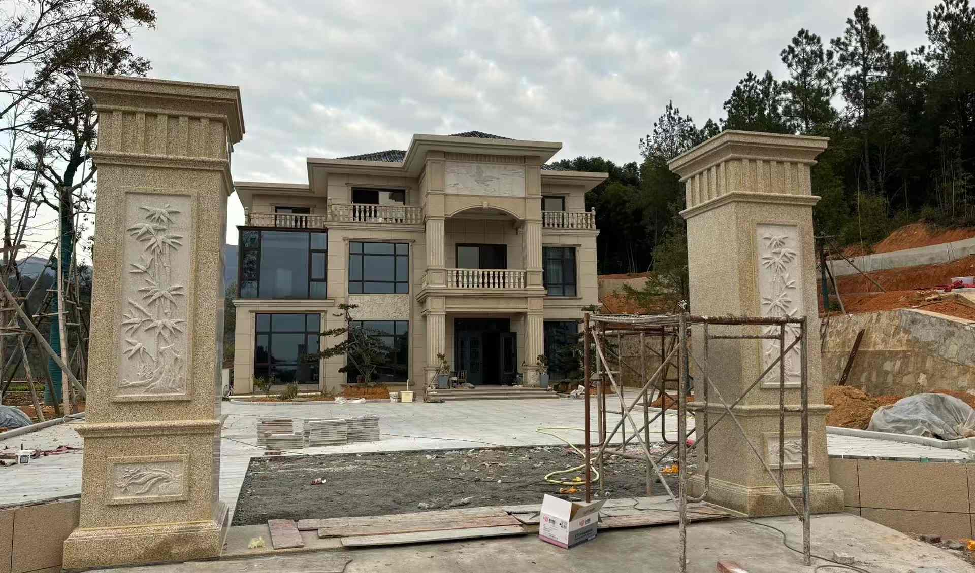 山东 黄金麻花岗岩别墅雕花外墙干挂配上门口雕花罗马柱