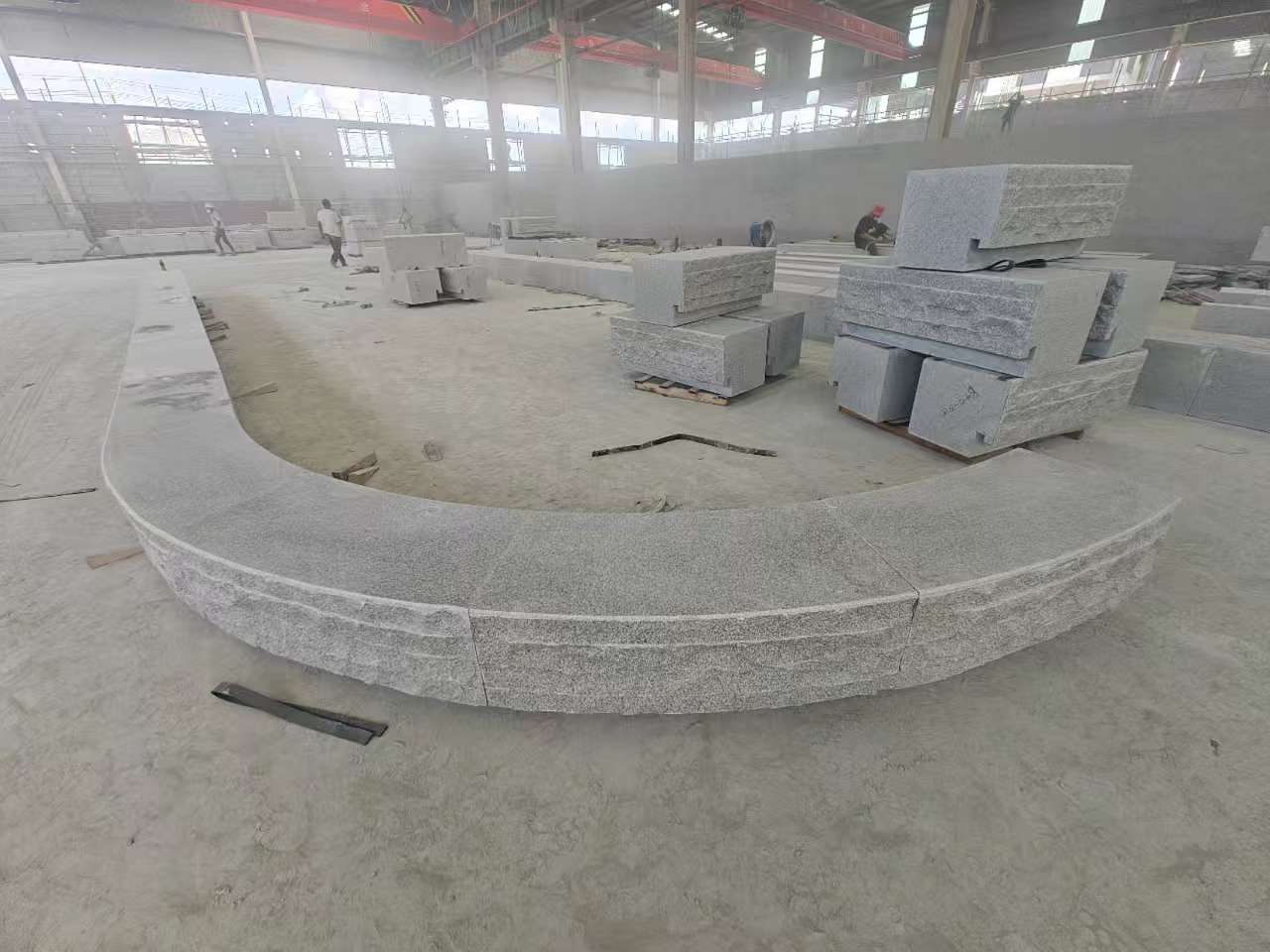 山东 芝麻白异形坐凳，自然面光面弧形加工