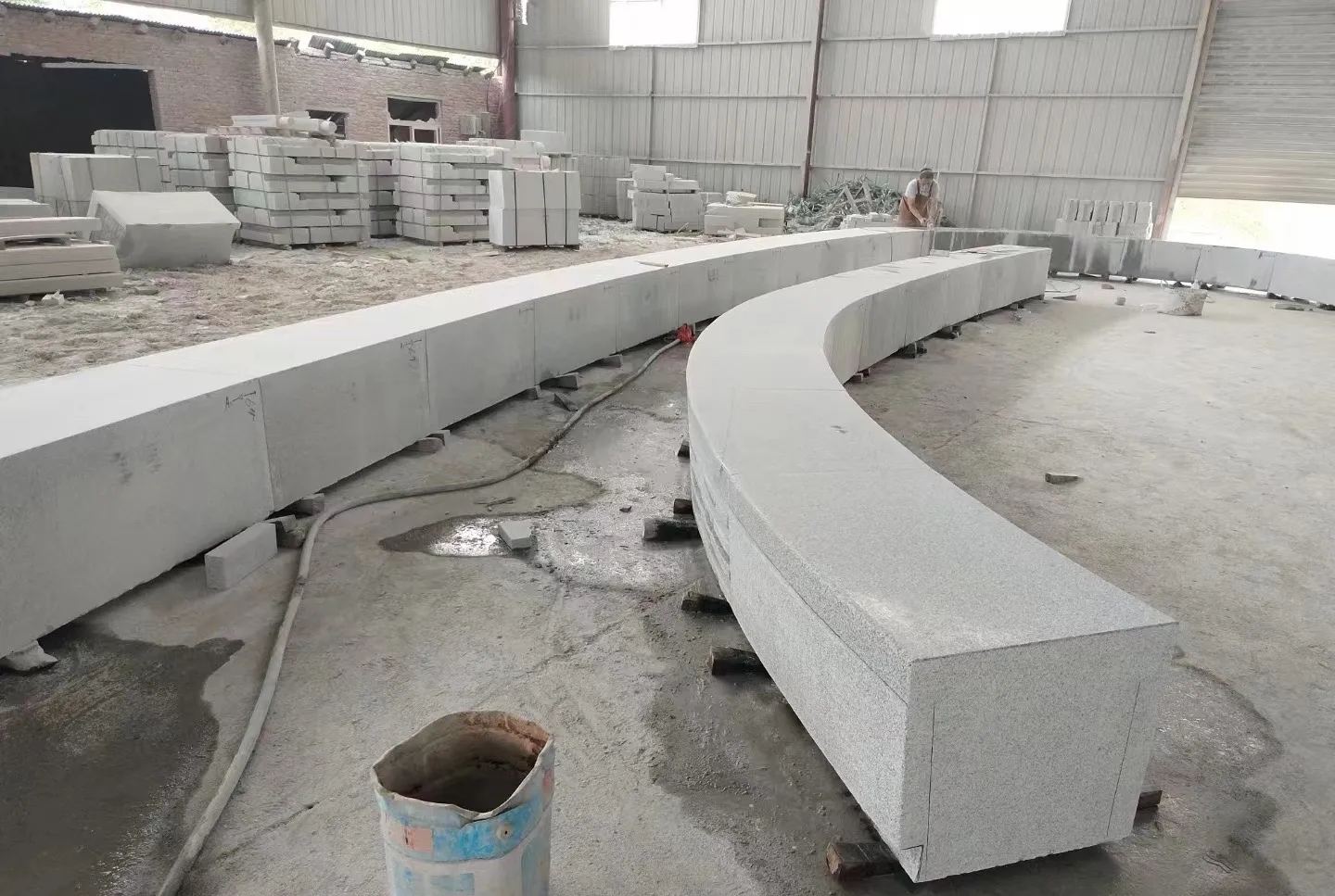 山东芝麻白花岗岩石板材 园林光面弧形坐凳