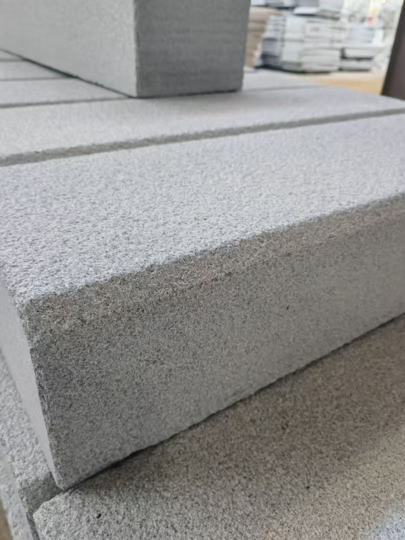 山东 芝麻灰荔枝面路沿石