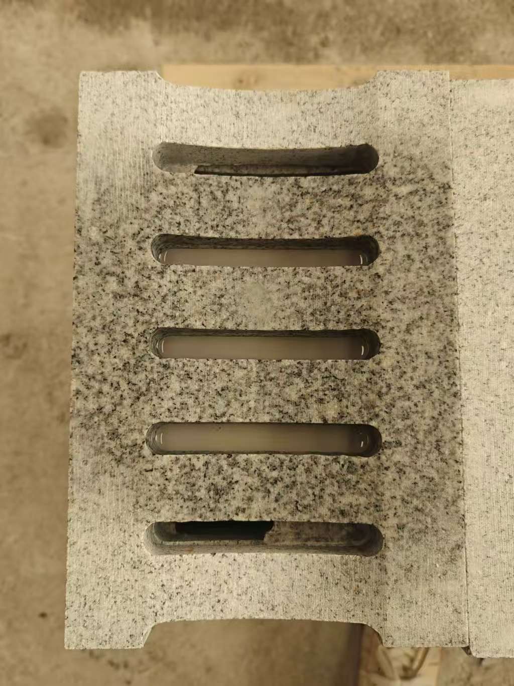 山东 芝麻白拉丝面花岗岩U型开槽排水槽