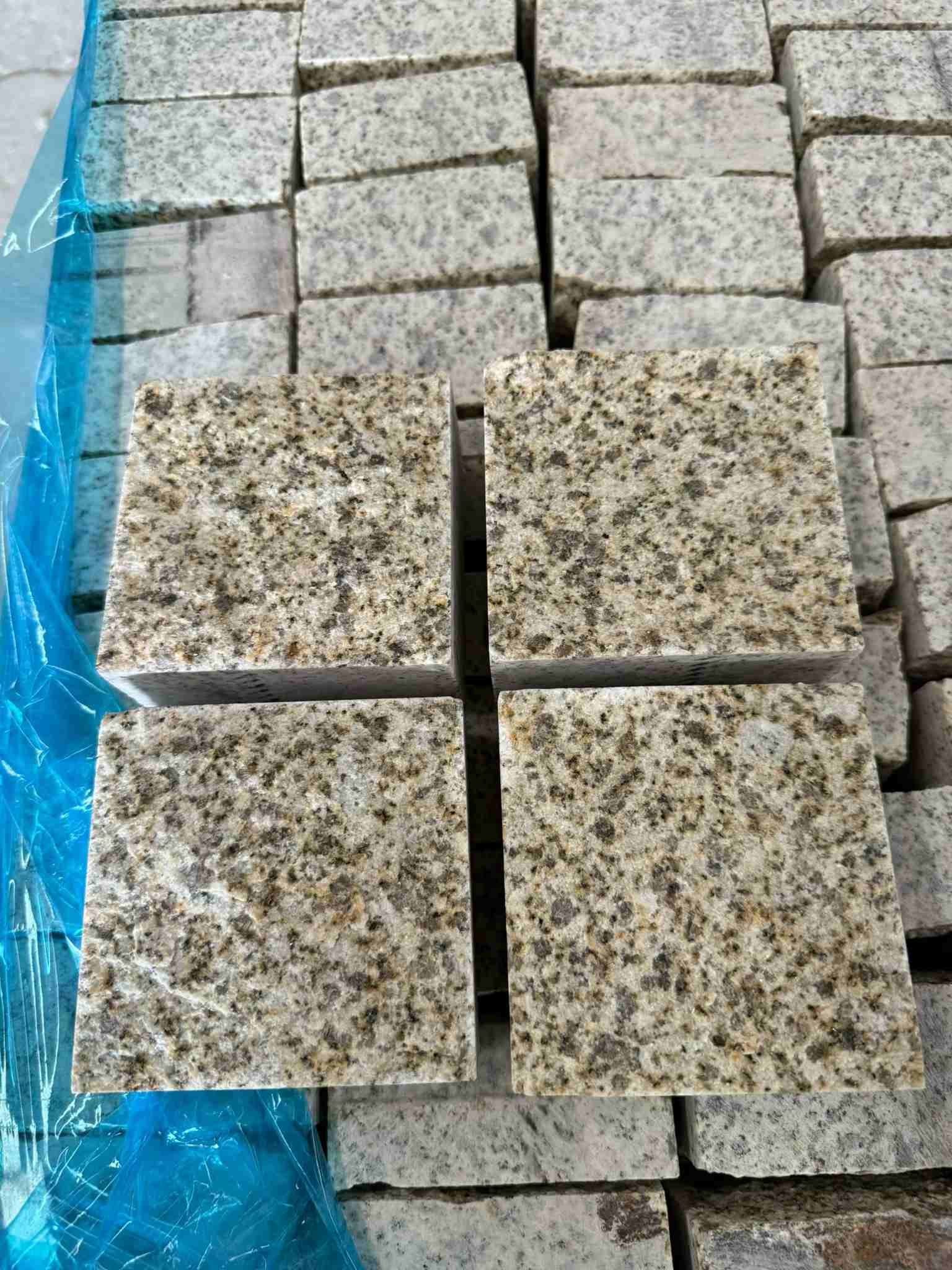 山东 黄金麻花岗岩自然面小方块，弹石，马蹄石等