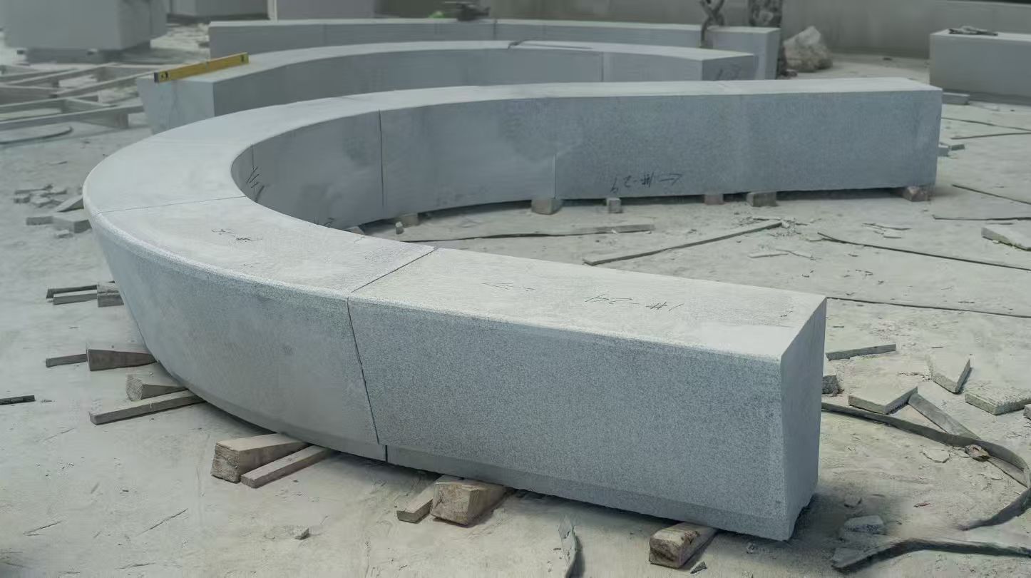 山东 芝麻白花岗岩光面弧形坐凳
