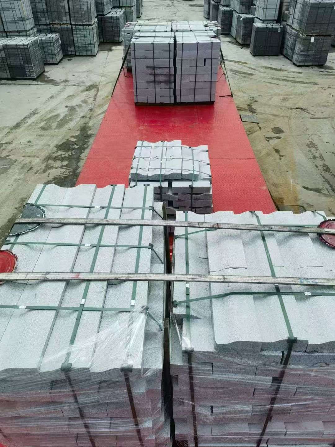 山东 芝麻白仿形加直形路沿石出货日常