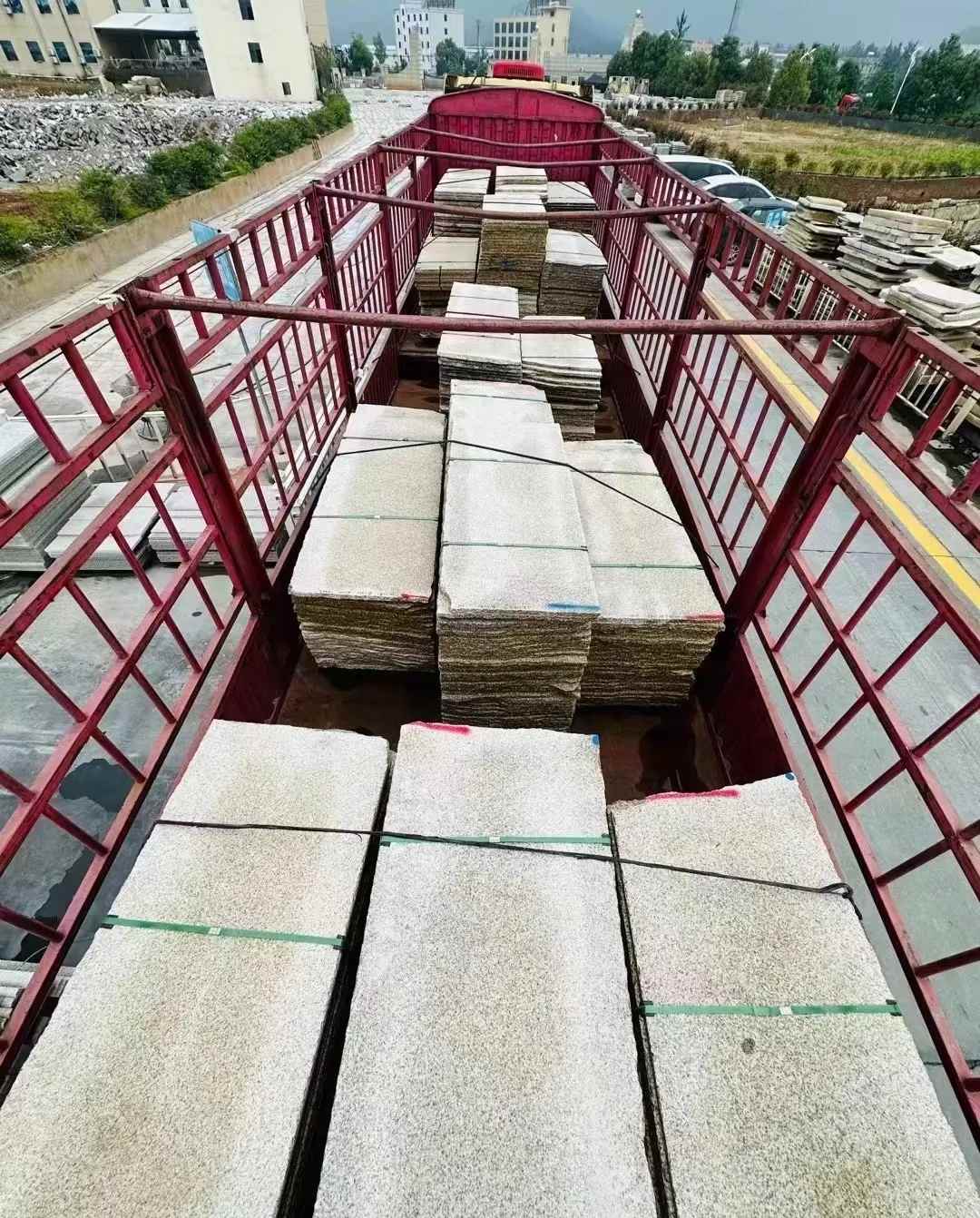 山东 黄金麻花岗岩荔枝面，光面毛板装车完成