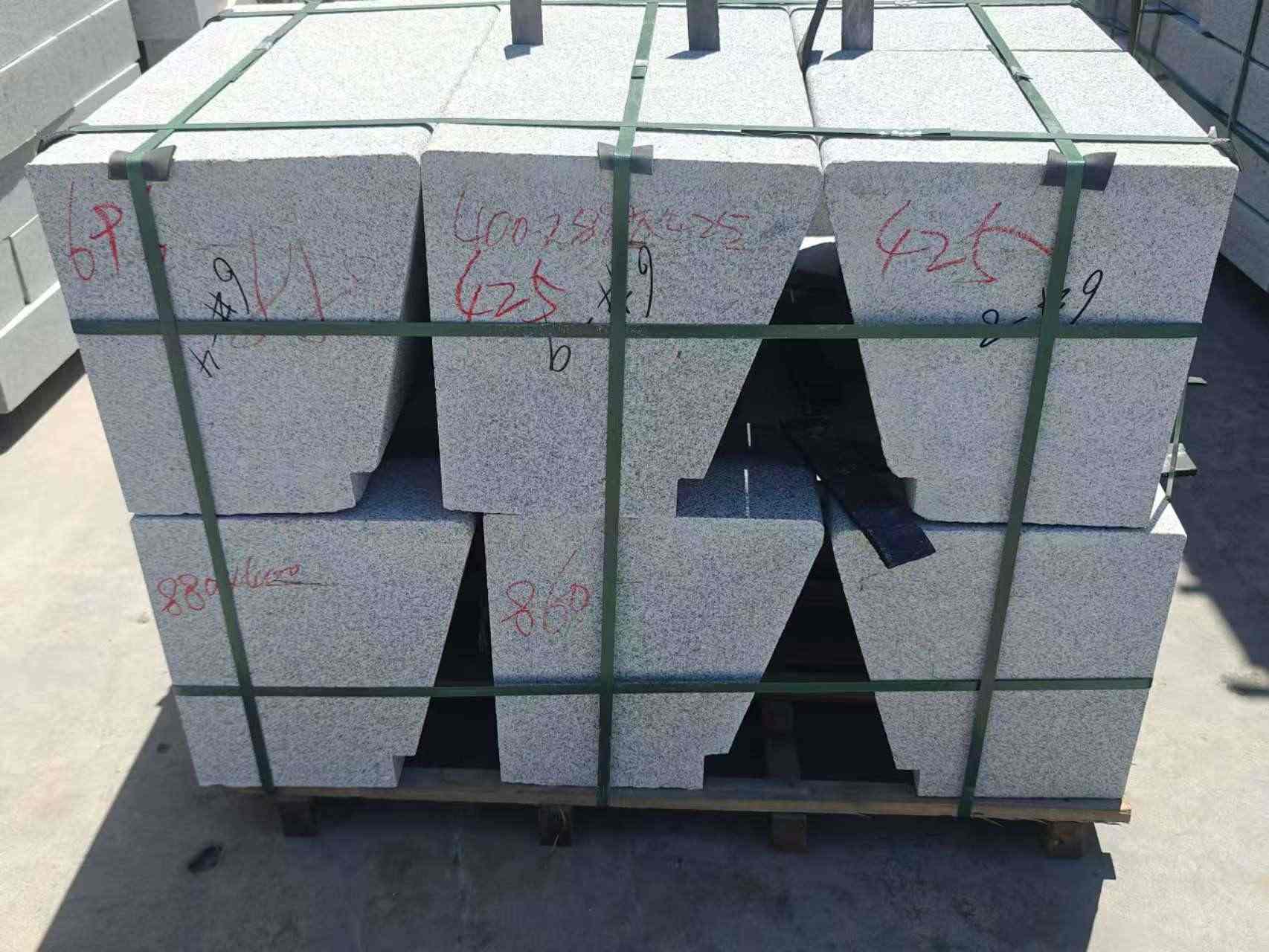 山东 芝麻白异形坐凳，石凳