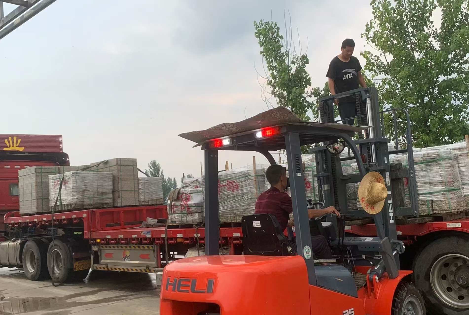 山东 黄金麻冰裂纹，地铺石装车