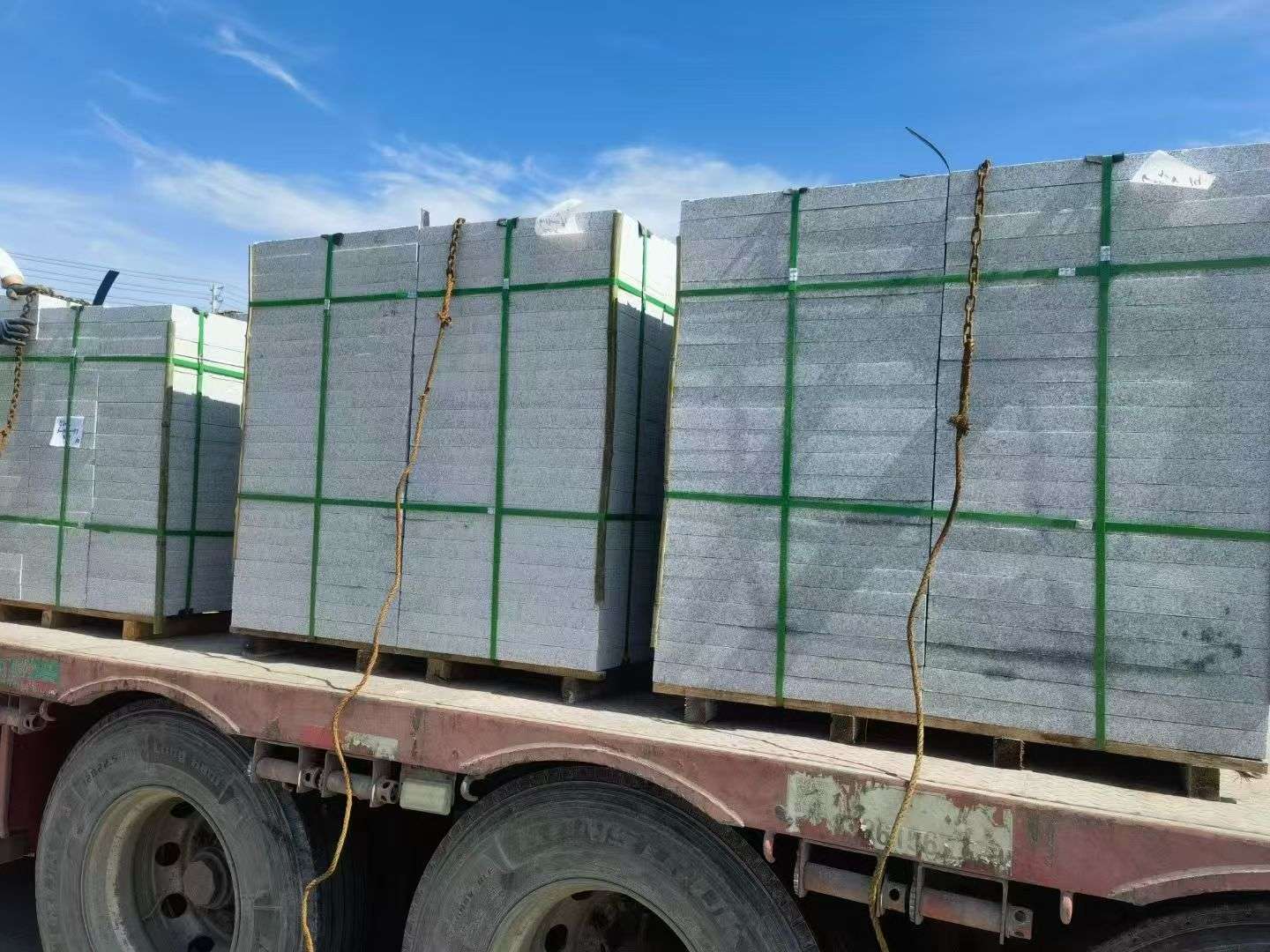 山东 芝麻白花岗岩地铺石装车日常