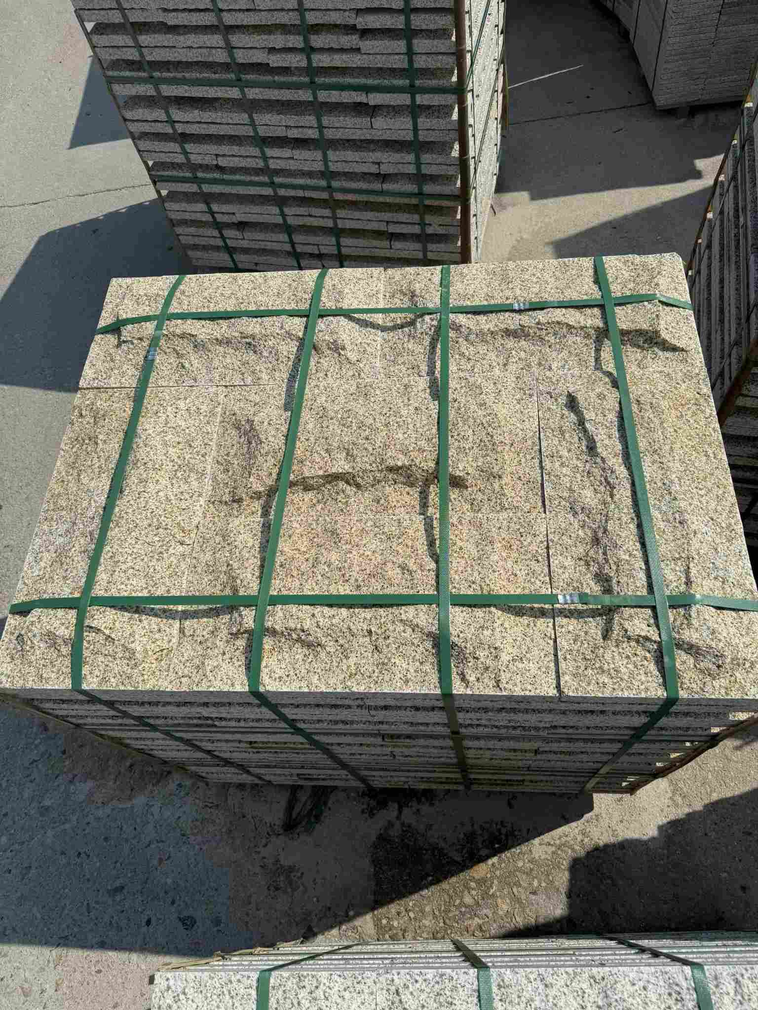 山东 黄金麻花岗岩石材自然面蘑菇石成品