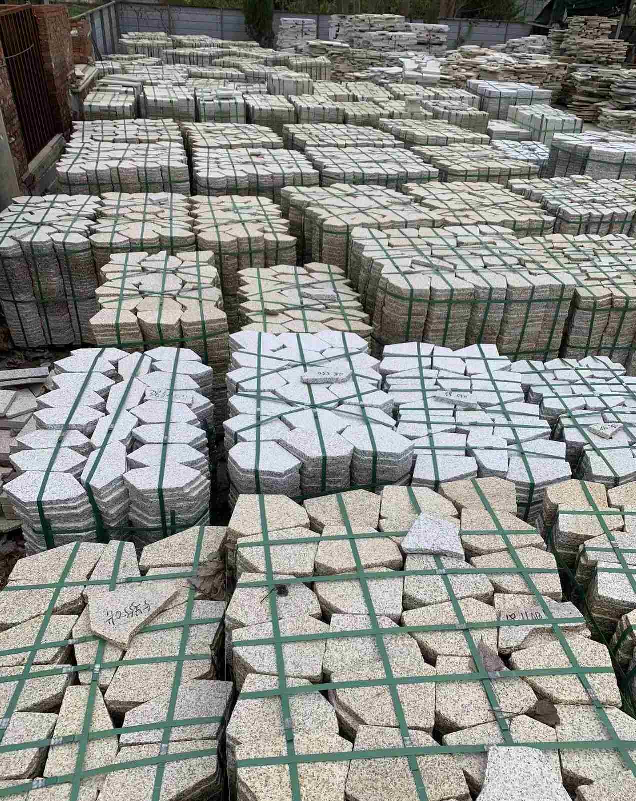 山东 黄金麻白麻花岗岩荔枝面地铺石(冰裂纹)