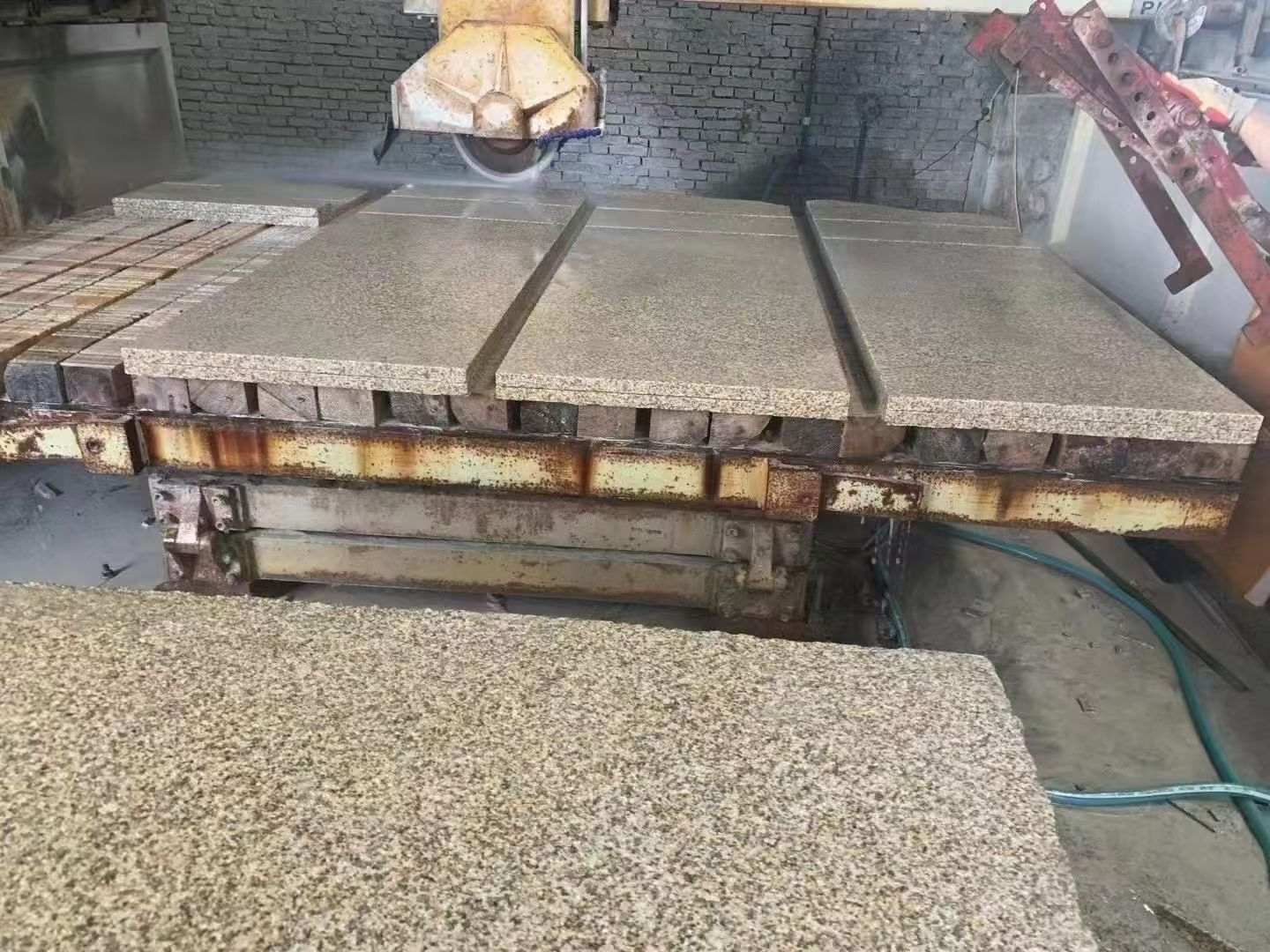 山东 黄金麻荔枝面成品板加工