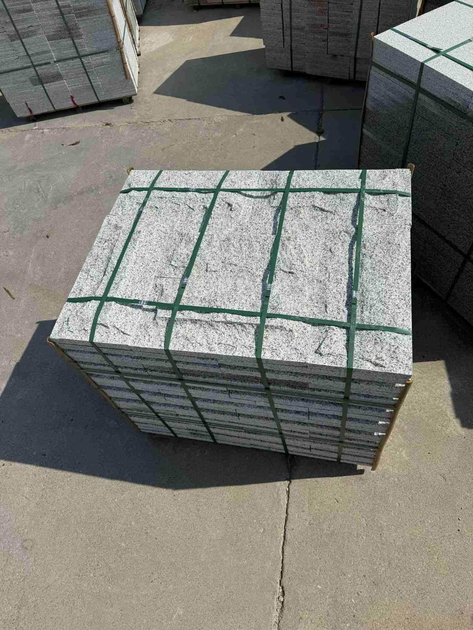 山东 白麻花岗岩石材自然面蘑菇石成品