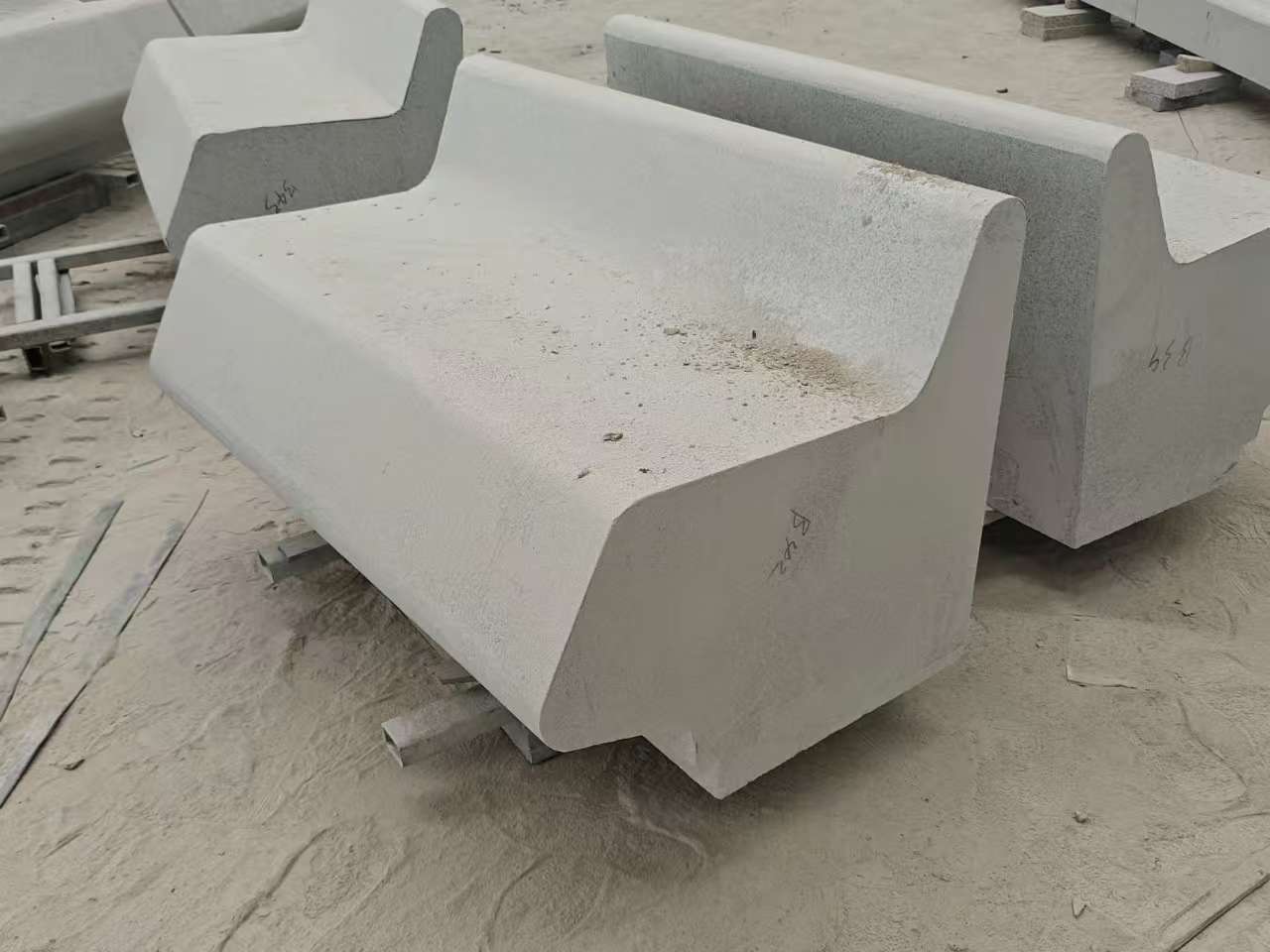 山东 芝麻白花岗岩异形坐凳，石凳