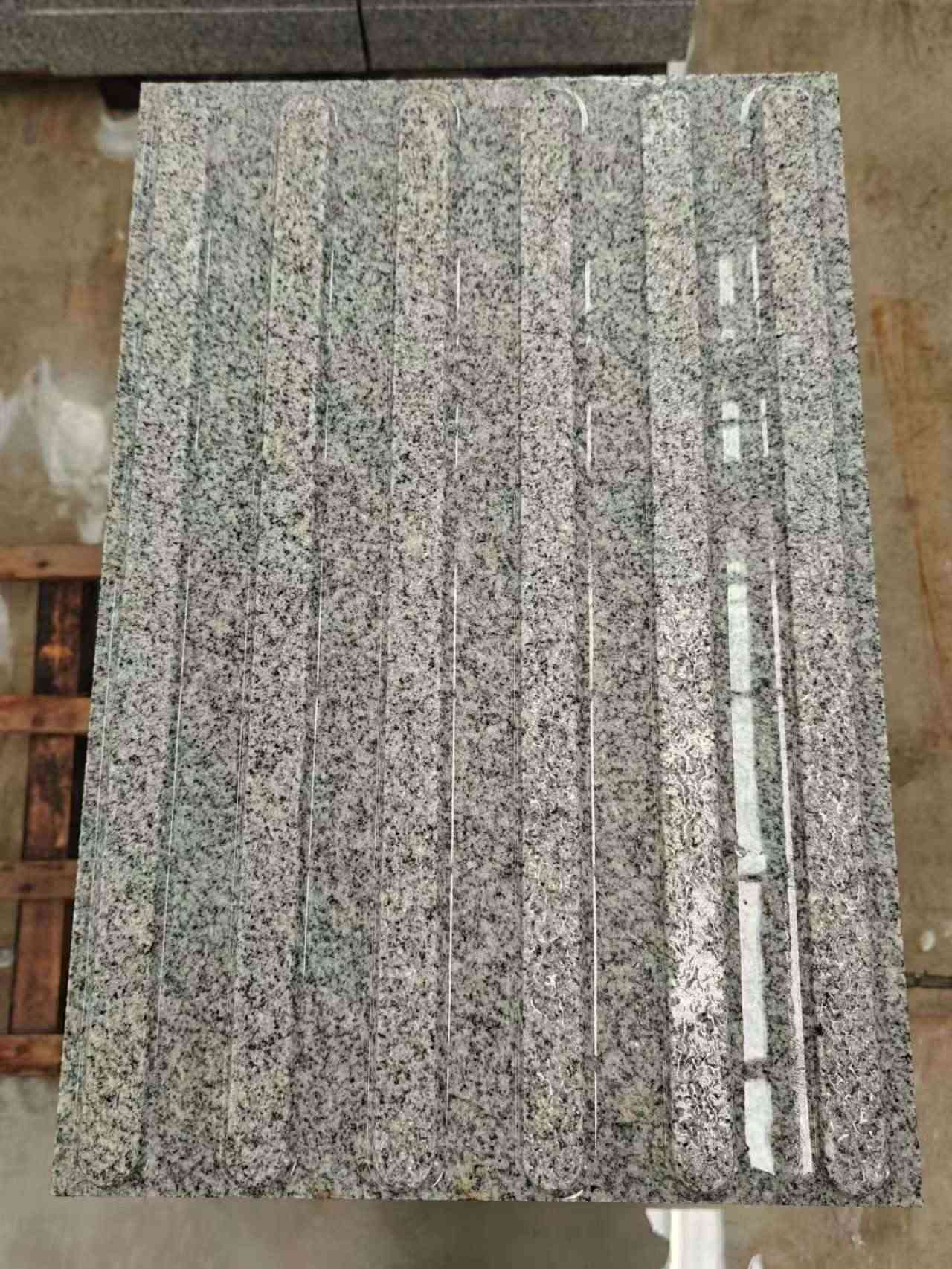 山东 芝麻白花岗岩荔枝面雕刻盲道，盲条