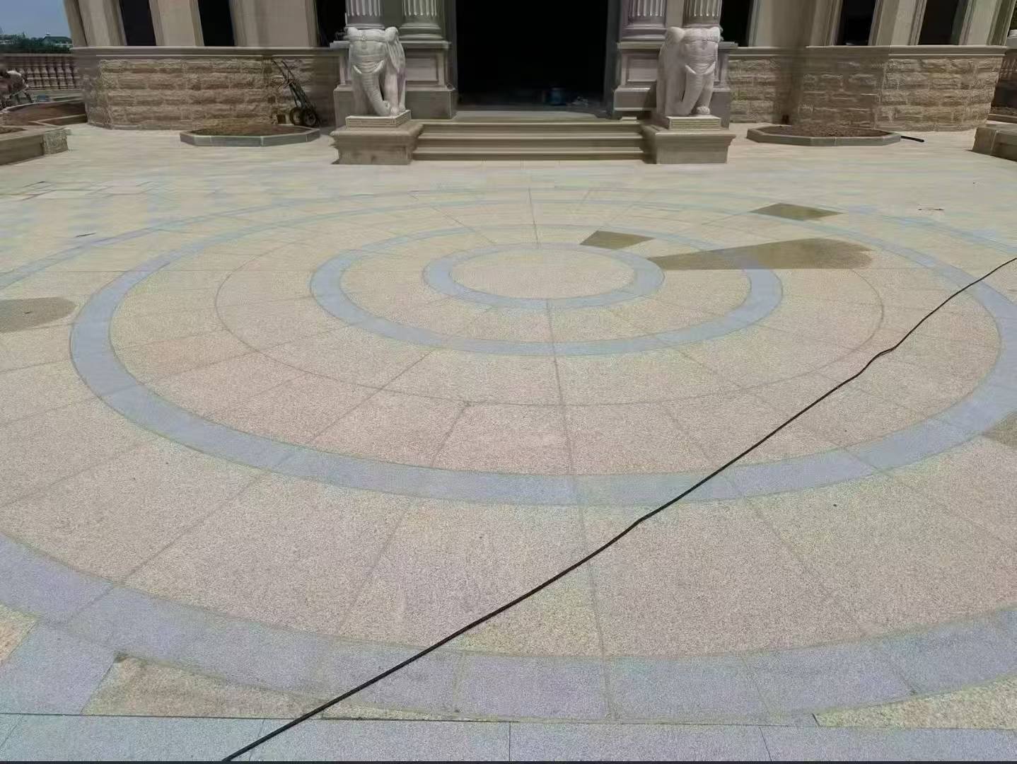 山东 黄金麻芝麻灰花岗岩石材地铺拼接效果