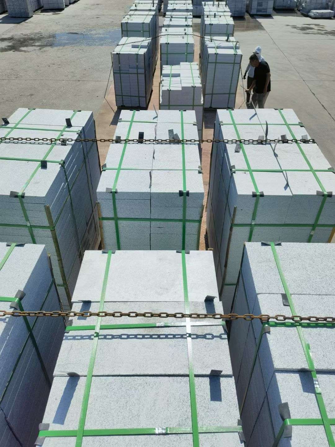 山东 芝麻白花岗岩5公分地铺石 花岗岩厂家工厂装车日常